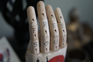 SPARROW WOODEN HAND- on Lucasgift