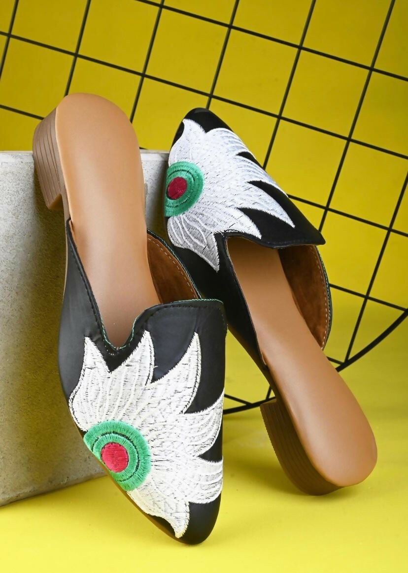Copy of Embroidered Punjabi Jutti: Handmade Indian Slip-On Shoes- on Lucasgift