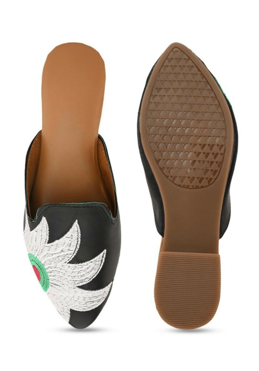 Copy of Embroidered Punjabi Jutti: Handmade Indian Slip-On Shoes- on Lucasgift