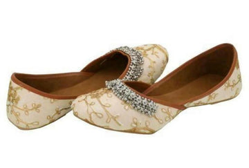 Embroidered Ghungroo Jutti: Indian Khussa Shoes, Punjabi Mojari- on Lucasgift