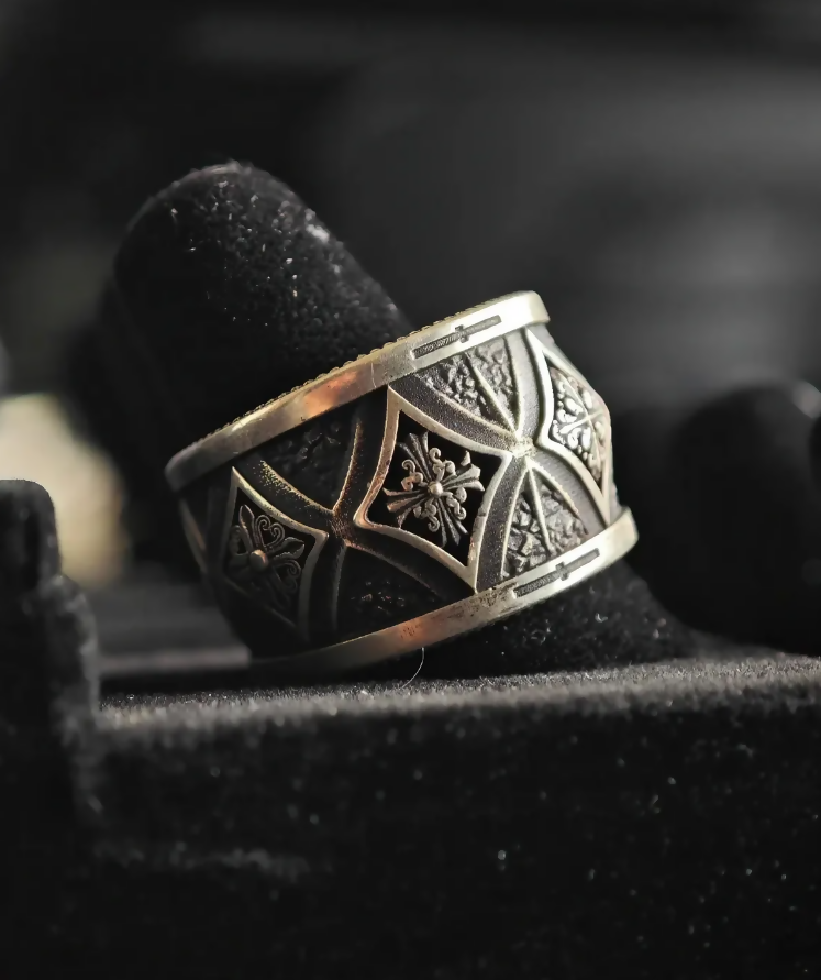 Sterling Silver Gothic Cathedral Ring: Antiqued Cross Armor Ban- on Lucasgift
