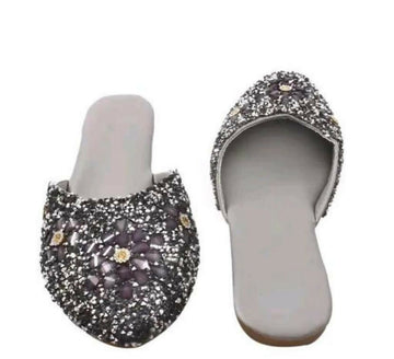 Embroidered Punjabi Jutti: Handmade Indian Slip-On Shoes- on Lucasgift