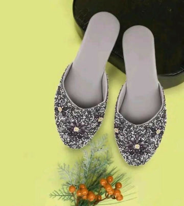 Embroidered Punjabi Jutti: Handmade Indian Slip-On Shoes- on Lucasgift