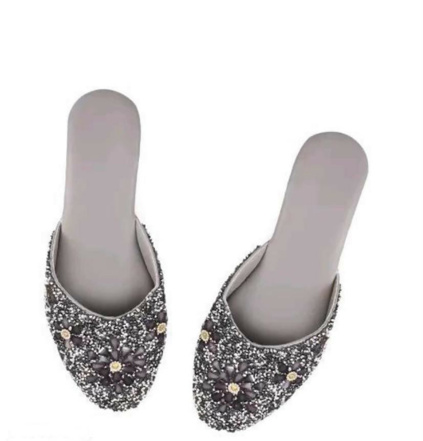 Embroidered Punjabi Jutti: Handmade Indian Slip-On Shoes- on Lucasgift